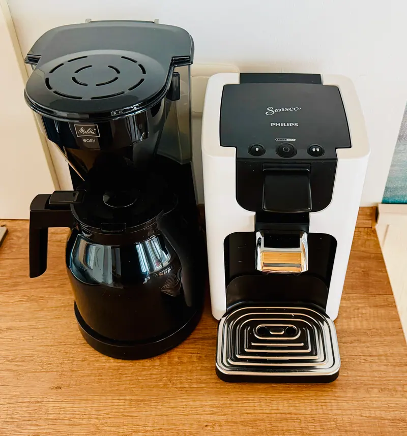 Filterkaffeemaschine und Senseo-Kaffeepadmaschine in der Küche